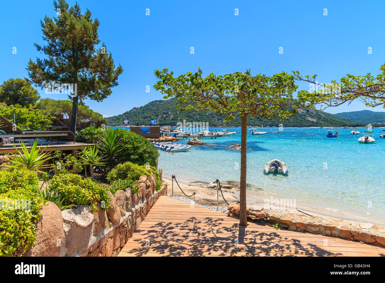 Strand von SANTA GIULIA, Korsika - 22. Juni 2015: kristallklares Meerwasser der Strand von Santa Giulia, Korsika, Frankreich. Stockfoto