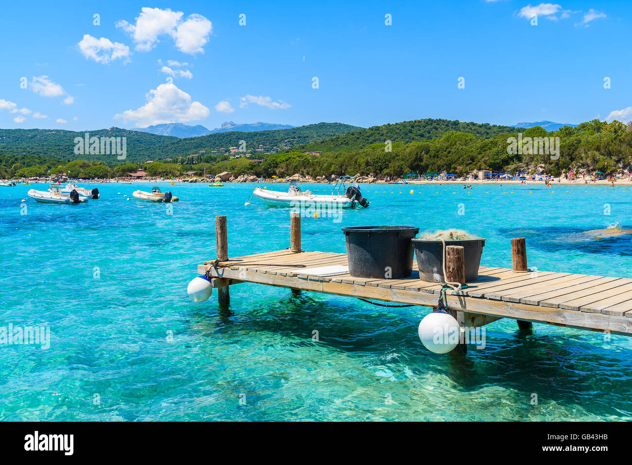 Holzsteg und Azure Meerwasser von Santa Giulia Bucht, Insel Korsika, Frankreich Stockfoto