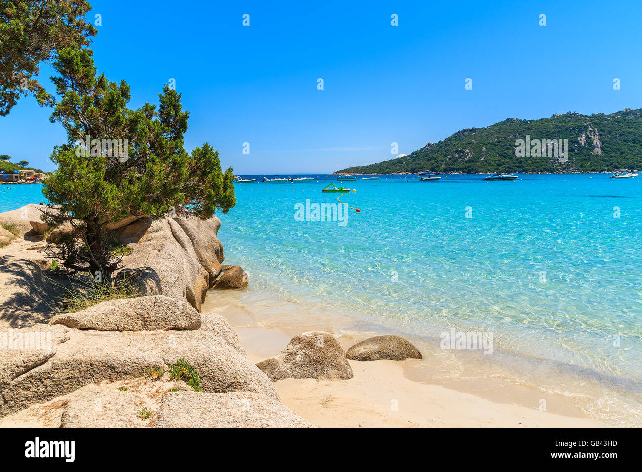 Kristallklare türkisfarbene Meerwasser der Strand von Santa Giulia, Korsika, Frankreich Stockfoto