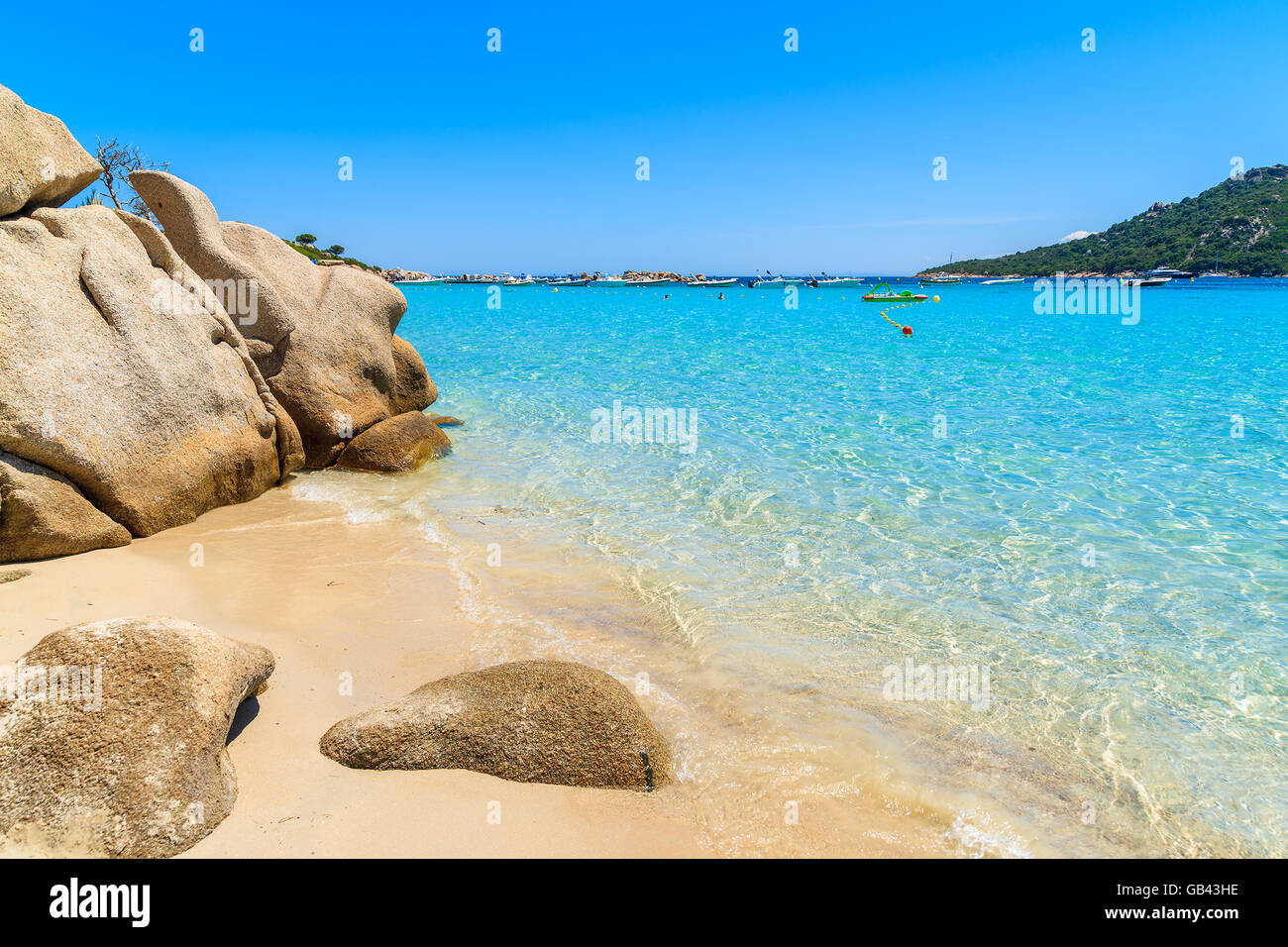 Strand von Santa Giulia mit Azure kristallklares Meerwasser, Korsika, Frankreich Stockfoto