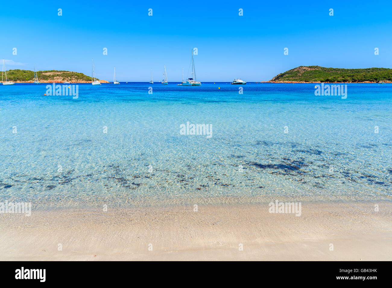 Kristallklares Meerwasser, der Strand von Santa Giulia, Korsika, Frankreich Stockfoto