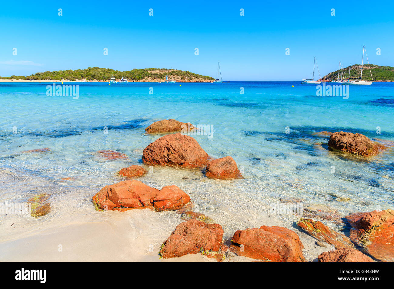 Rote Felsen am idyllischen Strand Santa Giulia, Korsika, Frankreich Stockfoto