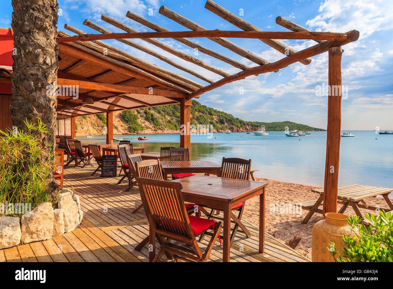 Stühle und Tische in der Beachbar in Santa Manza Bucht, Insel Korsika, Frankreich Stockfoto