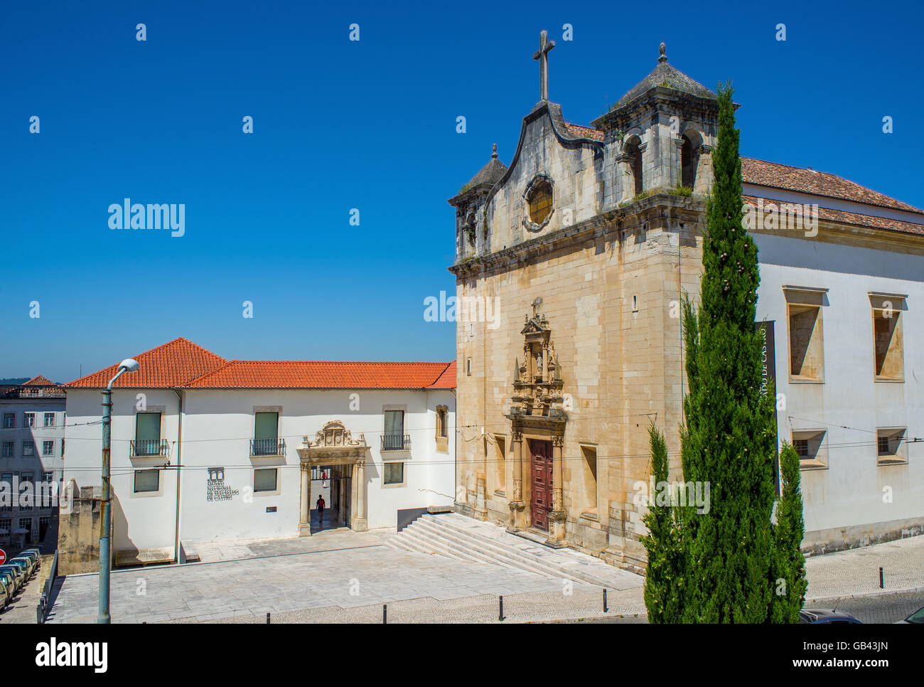 Fassade der Kirche Igreja de Sao Joao de Almedina und Museu Nacional de Machado Castro in Coimbra. Portugal. Stockfoto