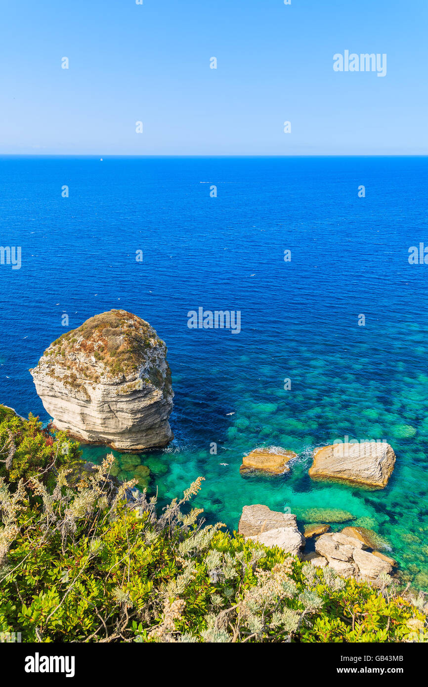Weiße Felsen mit Meerblick Bucht nahe der Stadt Bonifacio, Korsika, Frankreich Stockfoto
