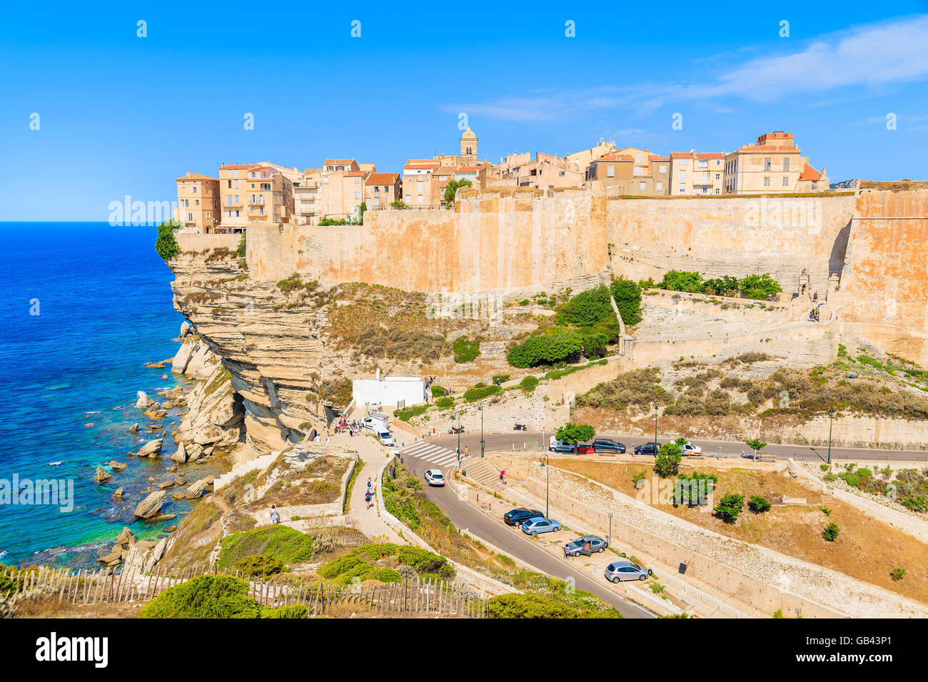 Ein Blick auf Bonifacio Altstadt gebaut auf hohen Felsen über dem Meer, Korsika, Frankreich Stockfoto