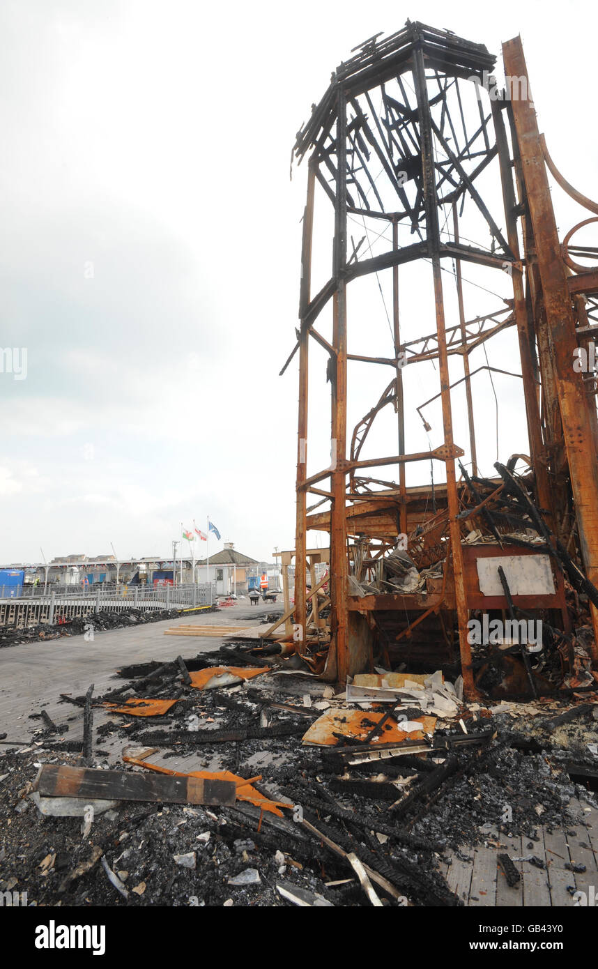 Die Überreste von Weston-super-Mare Pier, das nur ein Skelett aus verdrehtem Metall ist, nach einem Brand im Juli. Stockfoto