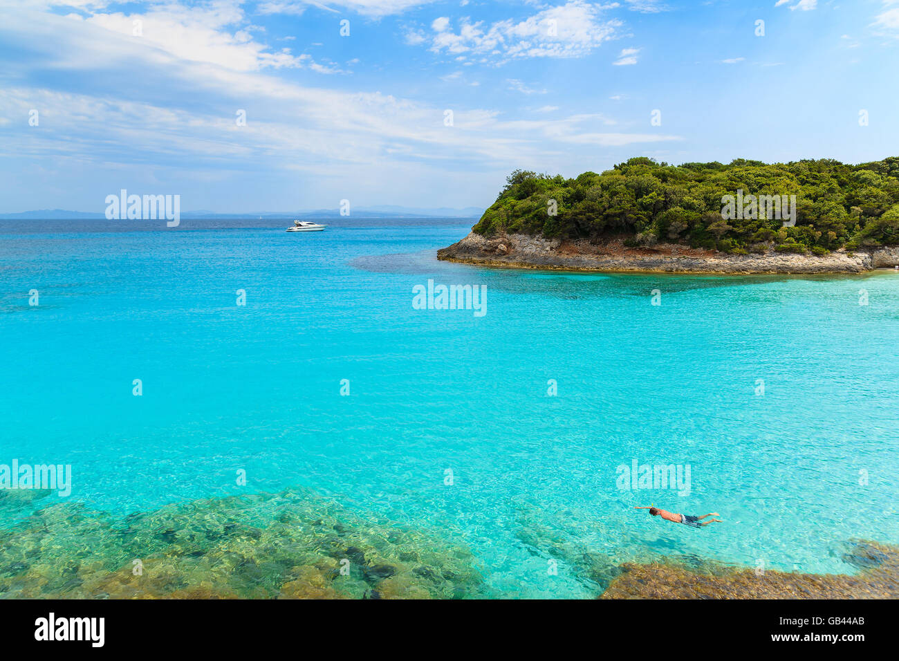 Man Schnorcheln im türkisfarbenen Meerwasser des Petit Sperone Bucht, Insel Korsika, Frankreich Stockfoto