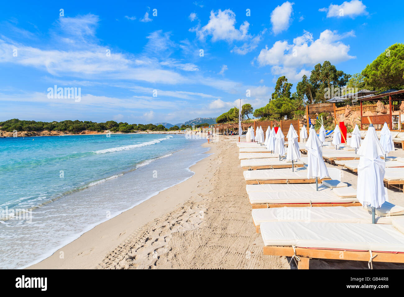 Liegestühle am berühmten weißen Sandstrand Palombaggia, Korsika, Frankreich Stockfoto