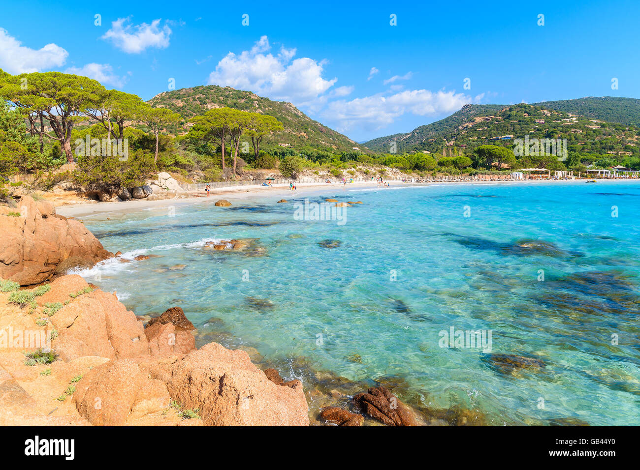 Azure kristallklares Meerwasser von Palombaggia Strand auf der Insel Korsika, Frankreich Stockfoto