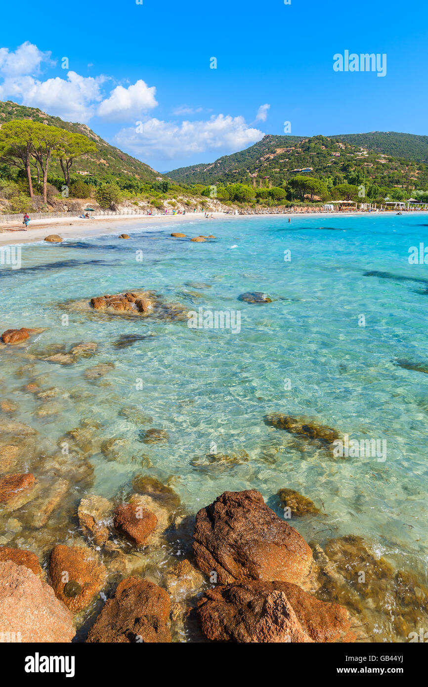 Azure kristallklares Meerwasser von Palombaggia Strand auf der Insel Korsika, Frankreich Stockfoto