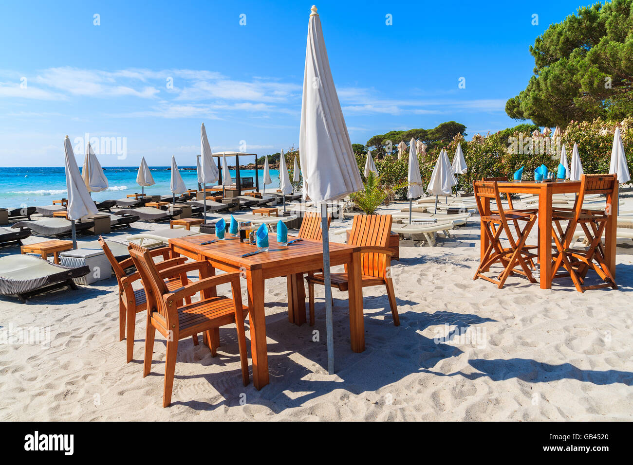 Restauranttische auf Palombaggia Strand, Korsika, Frankreich Stockfoto