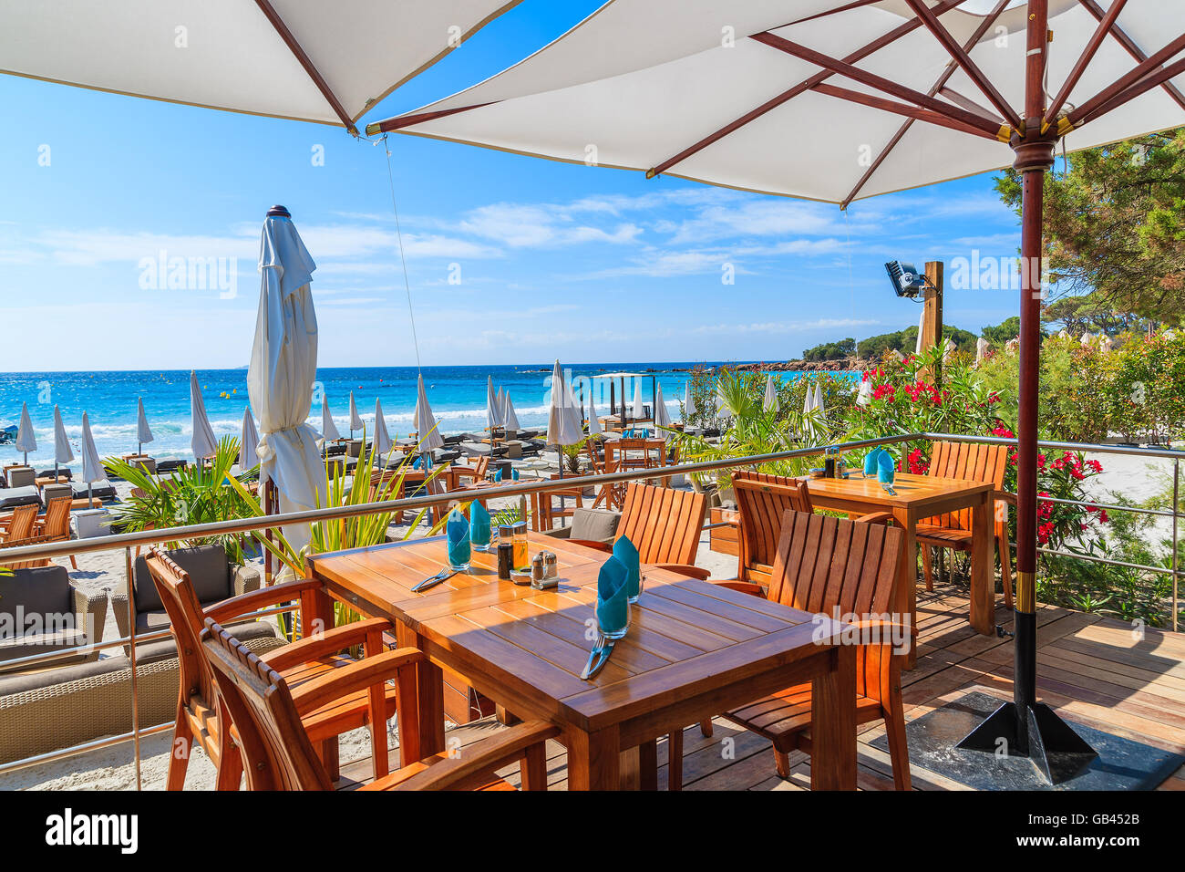 PALOMBAGGIA Strand, Korsika - 24. Juni 2015: Restauranttische auf Palombaggia Strand, südliche Insel Korsika, Frankreich. Dies Stockfoto