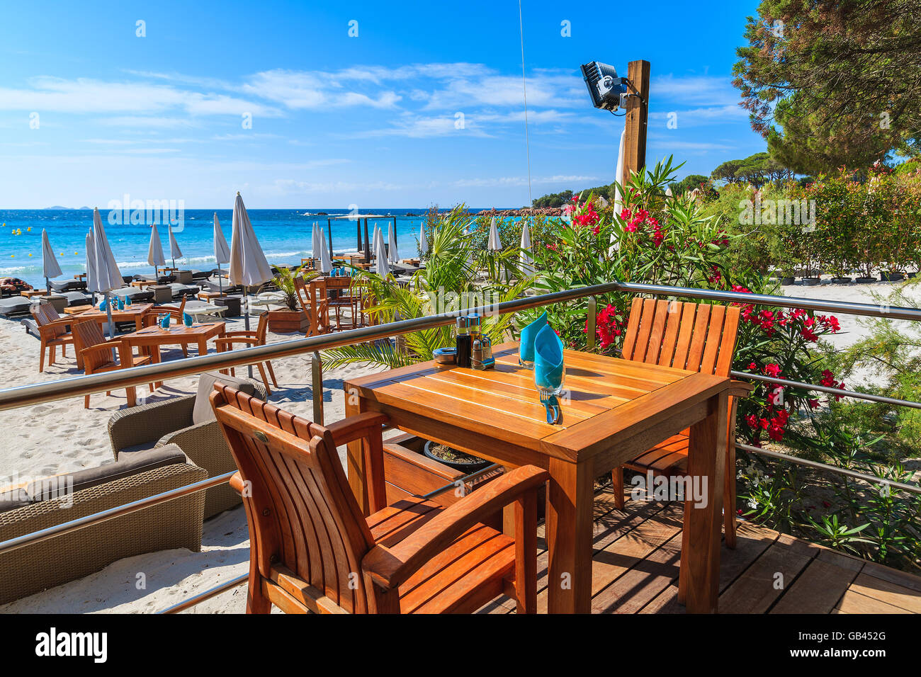 PALOMBAGGIA Strand, Korsika - 24. Juni 2015: Tisch im Restaurant am Strand von Palombaggia, südlichen Insel Korsika, Frankreich. Diese b Stockfoto