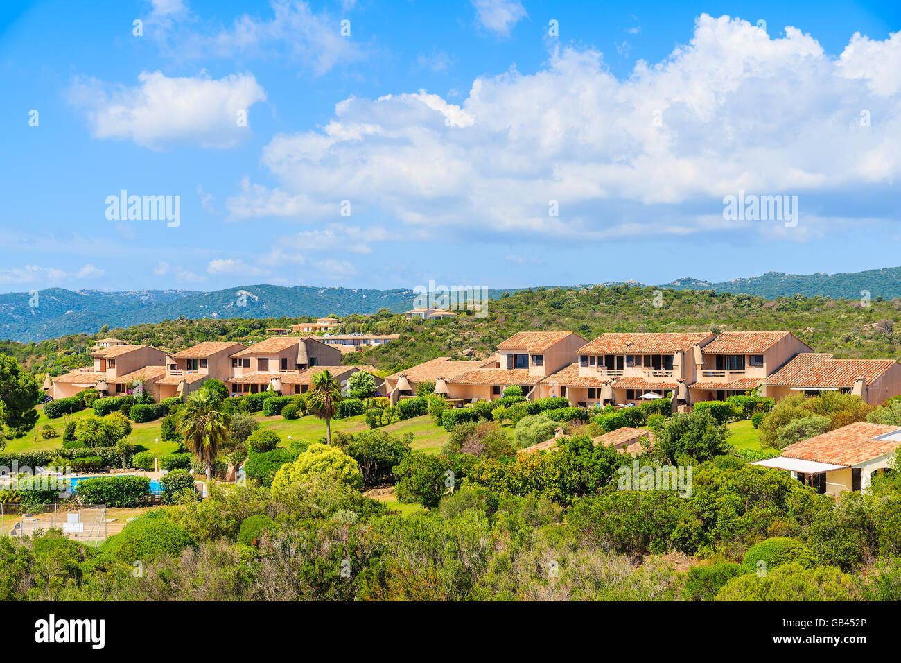 Typische korsische Villa beherbergt auf grünem Hügel in ländlichen Landschaft der Insel Korsika, Frankreich Stockfoto