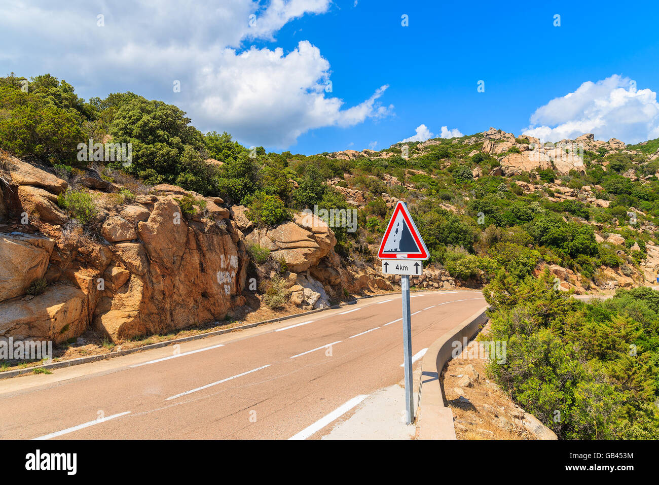 Malerische Bergstraße zwischen den Felsen auf der Insel Korsika, Frankreich Stockfoto
