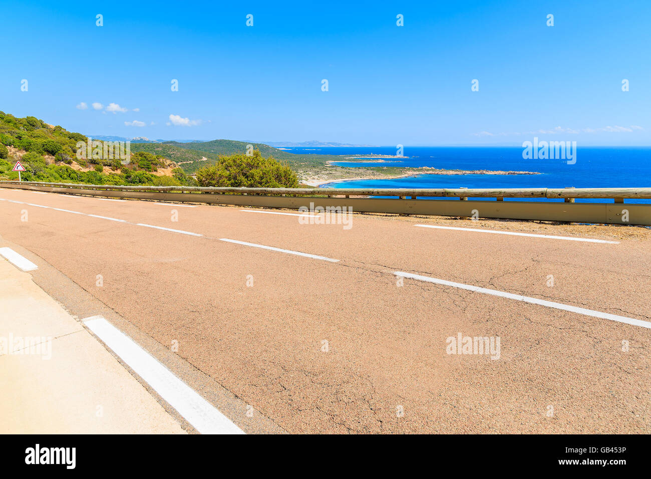 Malerische Bergstraße entlang Meer auf Korsika, Frankreich Stockfoto