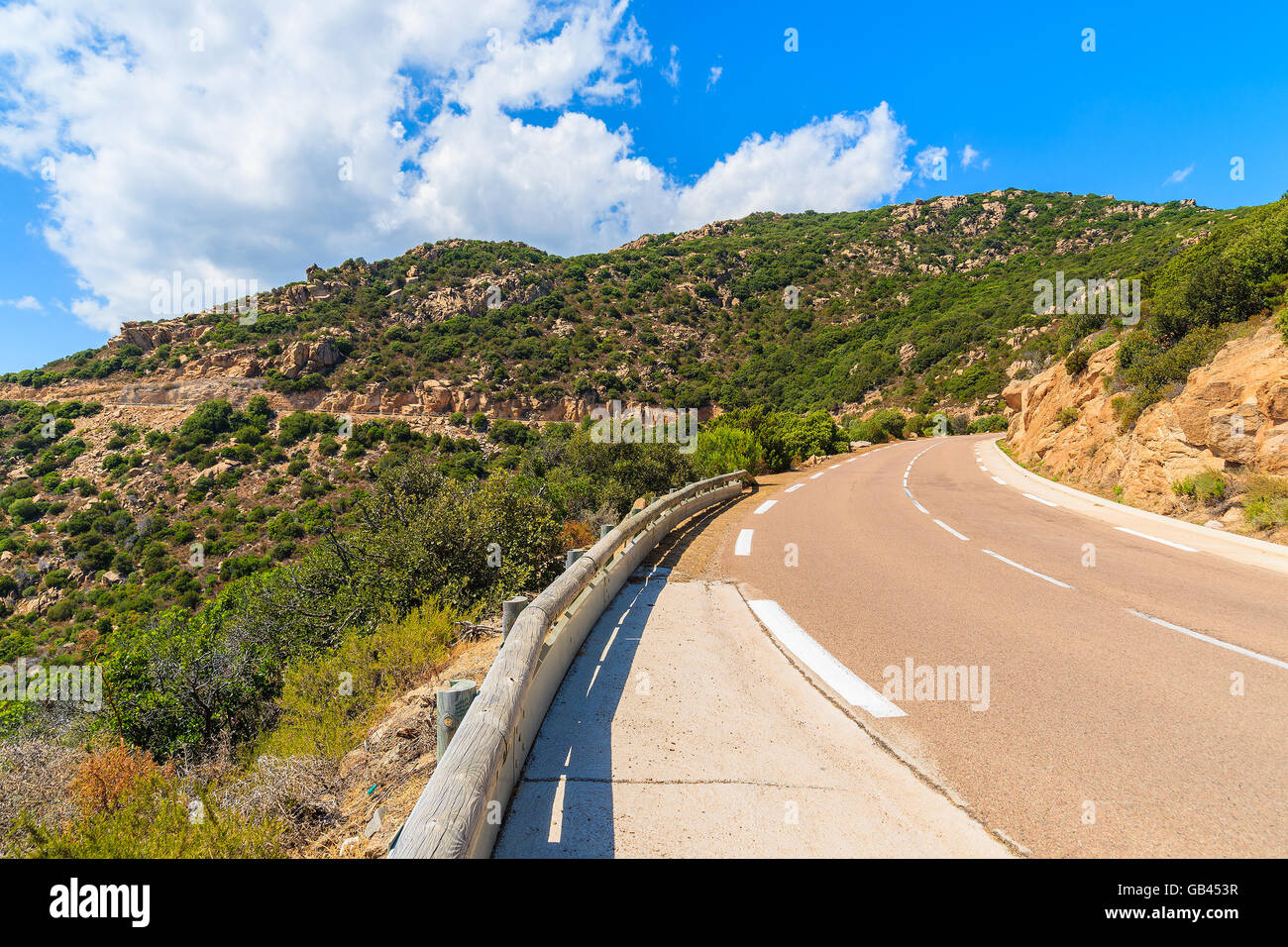 Malerische Bergstraße zwischen den Felsen auf der Insel Korsika, Frankreich Stockfoto