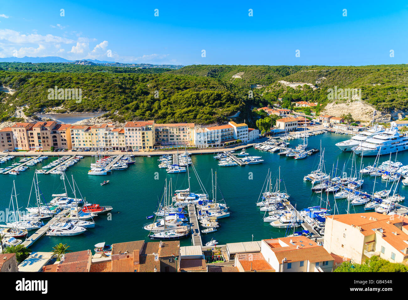 Hafen von BONIFACIO, Korsika - 24. Juni 2015: Ansicht von Bonifacio Hafen mit bunten Häusern und Booten, Korsika, Frankreich. Stockfoto