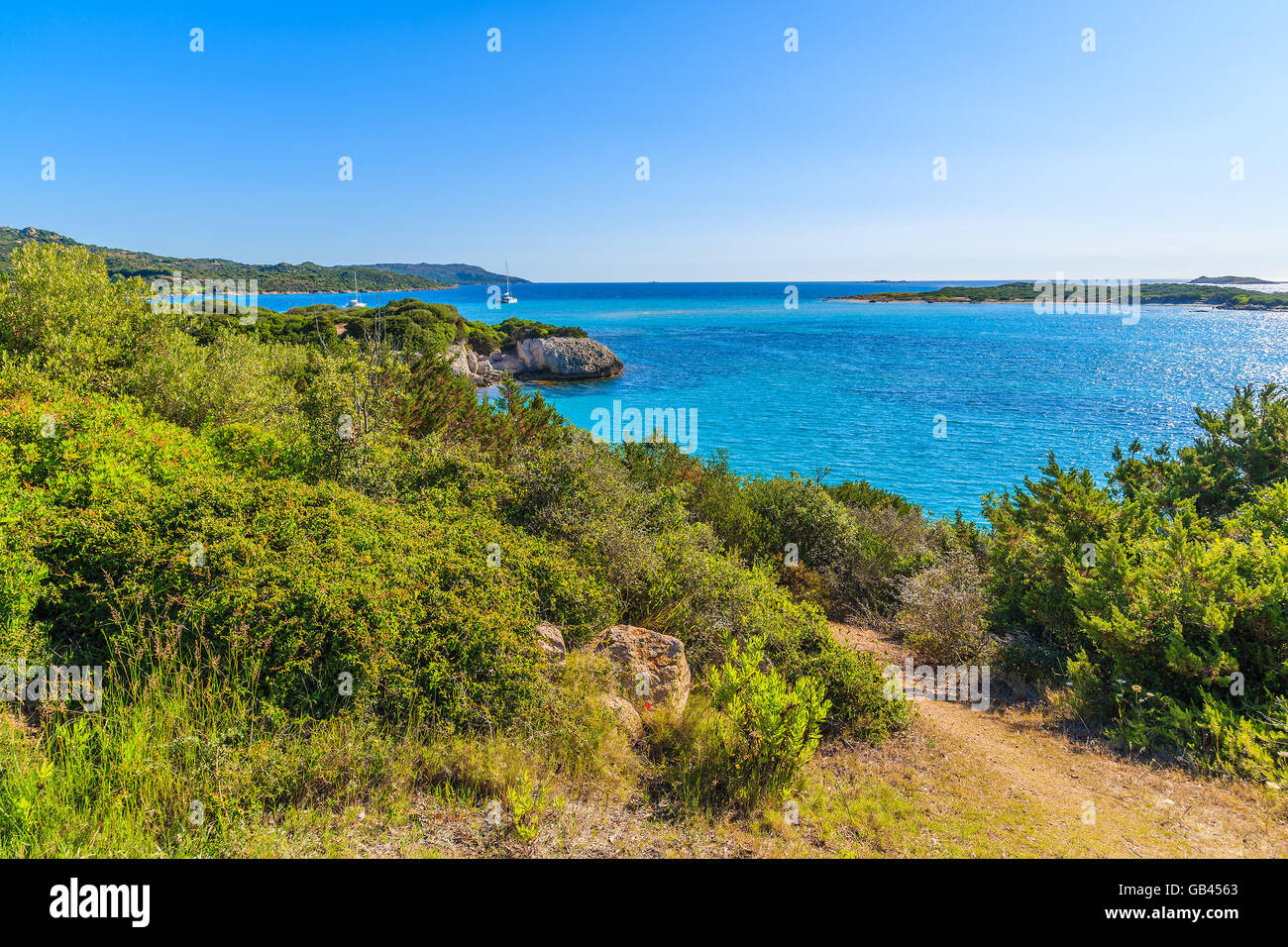 Küstenpfad und Blick auf die wunderschöne Lagune mit türkisblauem Wasser in der Nähe von Grande Sperone Bucht, Insel Korsika, Frankreich Stockfoto