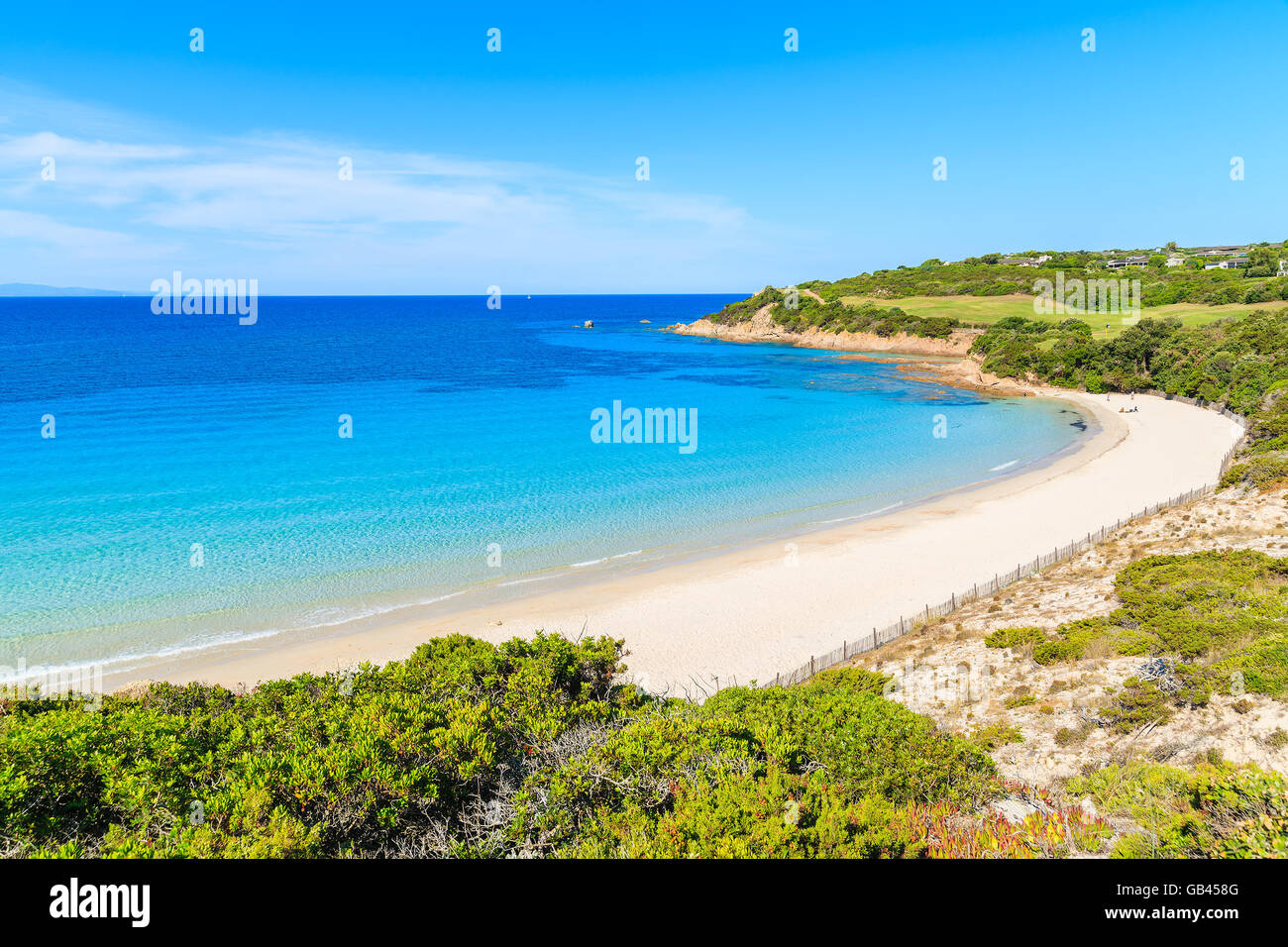 Blick auf den wunderschönen weißen Sandstrand Grande Sperone mit azurblauen Meerwasser, Korsika, Frankreich Stockfoto