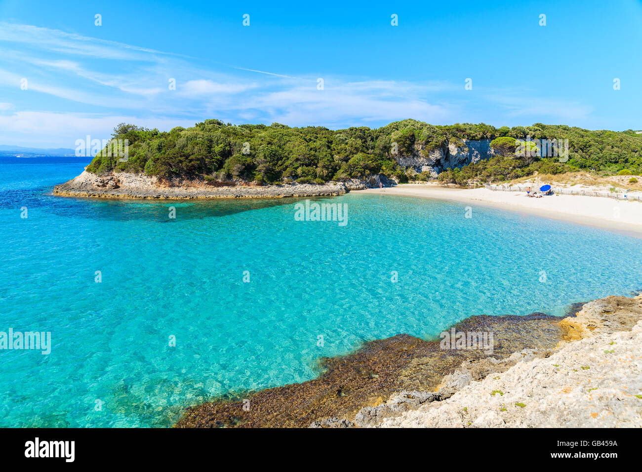 Ein Blick auf idyllische Petit Sperone Strand mit kristallklaren türkisblauen Meerwasser, Korsika, Frankreich Stockfoto