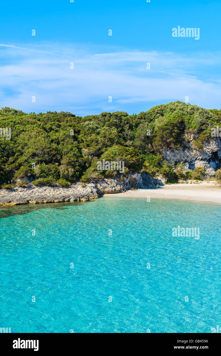 Ein Blick auf idyllische Petit Sperone Strand mit kristallklaren türkisblauen Meerwasser, Korsika, Frankreich Stockfoto