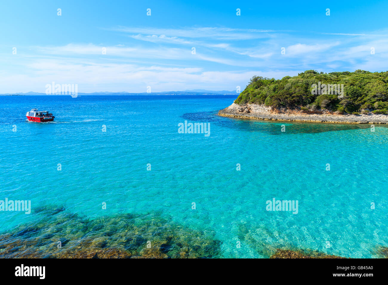 Touristenboot Kreuzfahrt auf türkisfarbenes Meerwasser in der Nähe von Petit Sperone Bucht, Insel Korsika, Frankreich Stockfoto