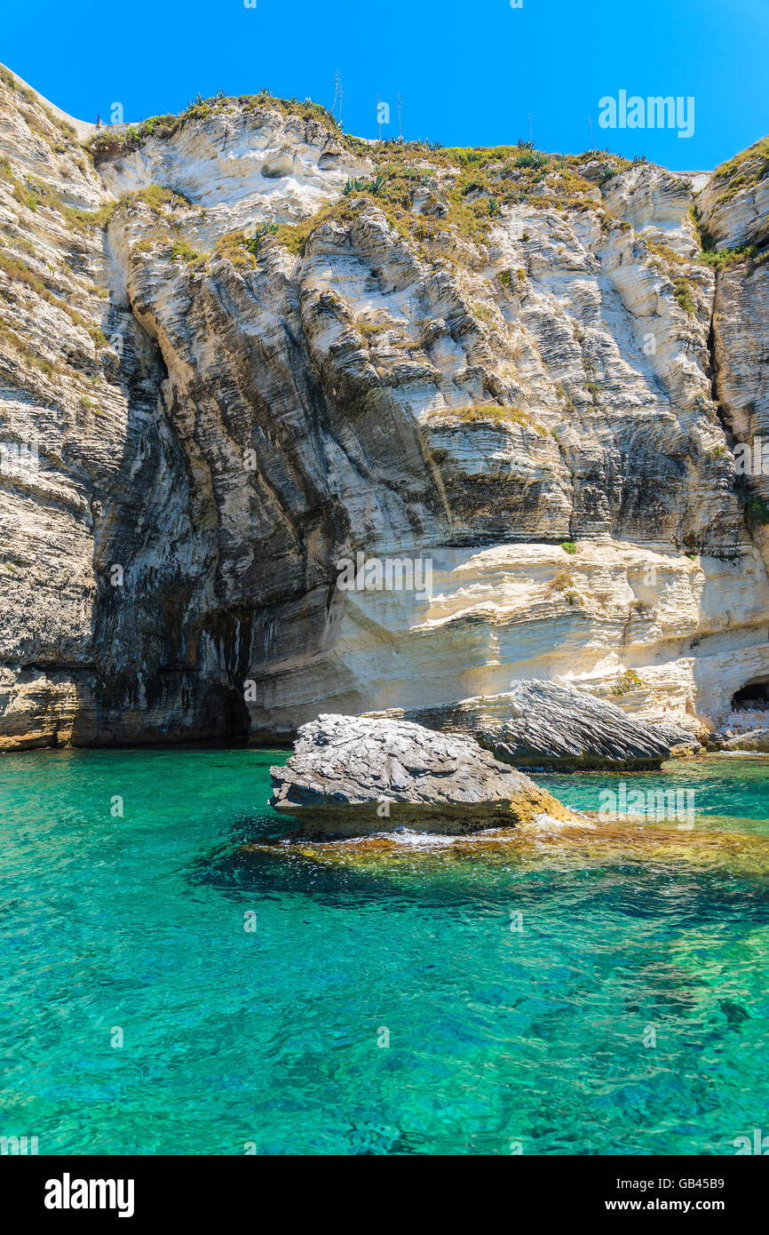 Kristallklaren Meer Wasser und weiße Klippe Felsen nahe der Stadt Bonifacio, Korsika, Frankreich Stockfoto