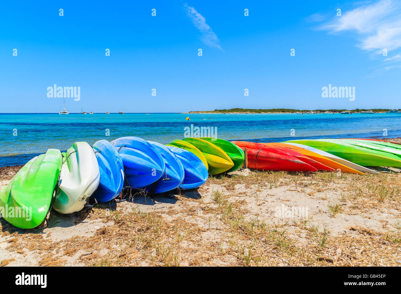 Bunte Kajaks am Ufer, Korsika, Frankreich Stockfoto