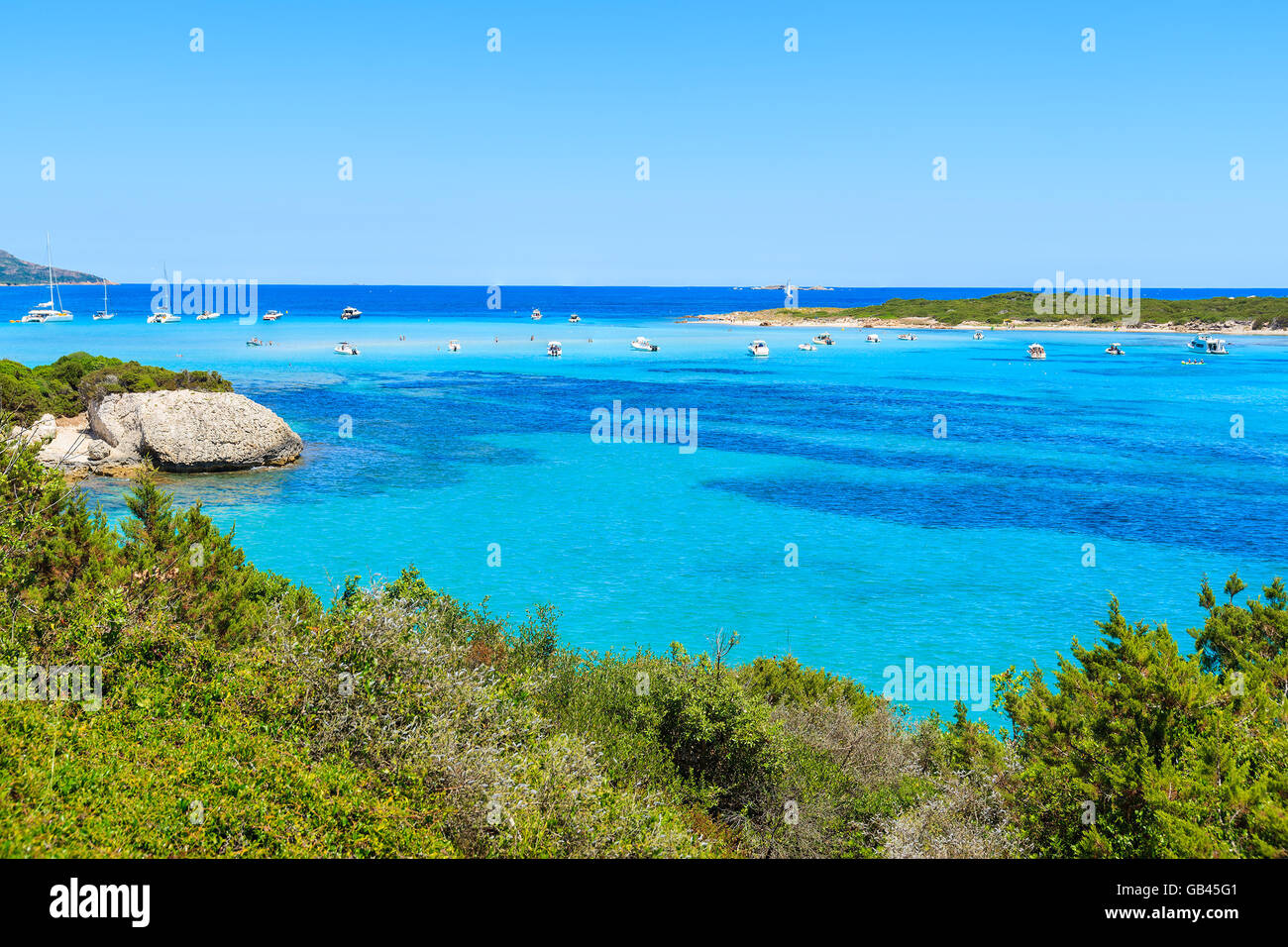 Blick auf die wunderschöne Lagune mit türkisblauem Wasser in der Nähe von Grande Sperone Bucht, Insel Korsika, Frankreich Stockfoto