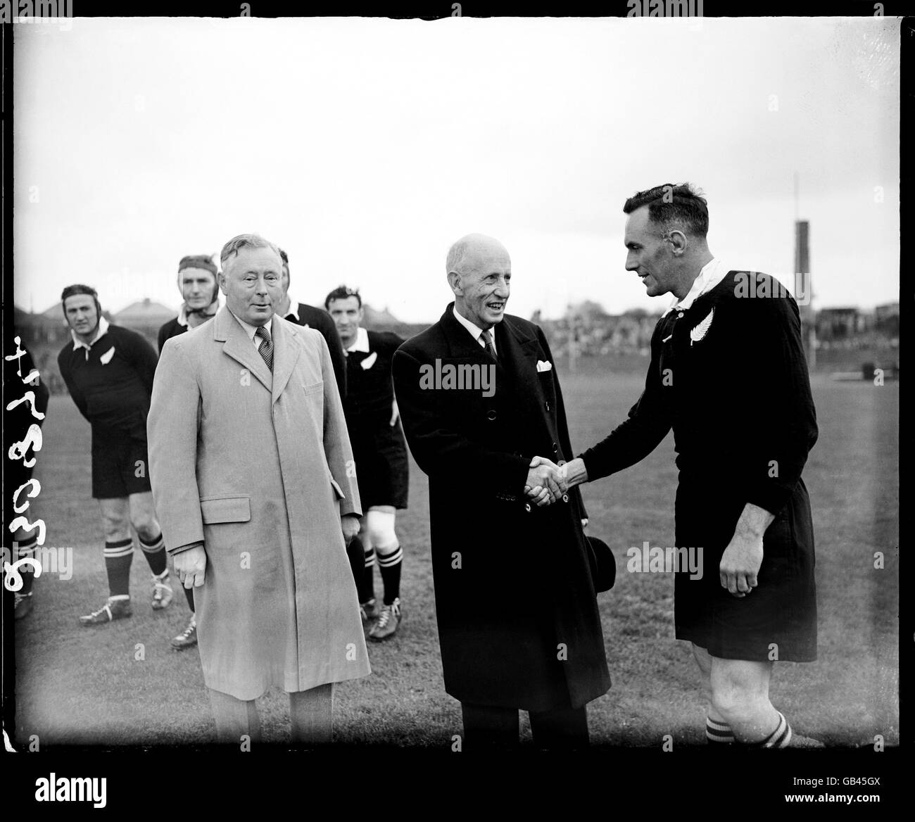 Neuseeland Kapitän Bob Stuart (r) schüttelt die Hände mit New Zealand High Commissioner Sir FW Doidge (c) als Herzog Von Norfolk (l) steht vorbei Stockfoto