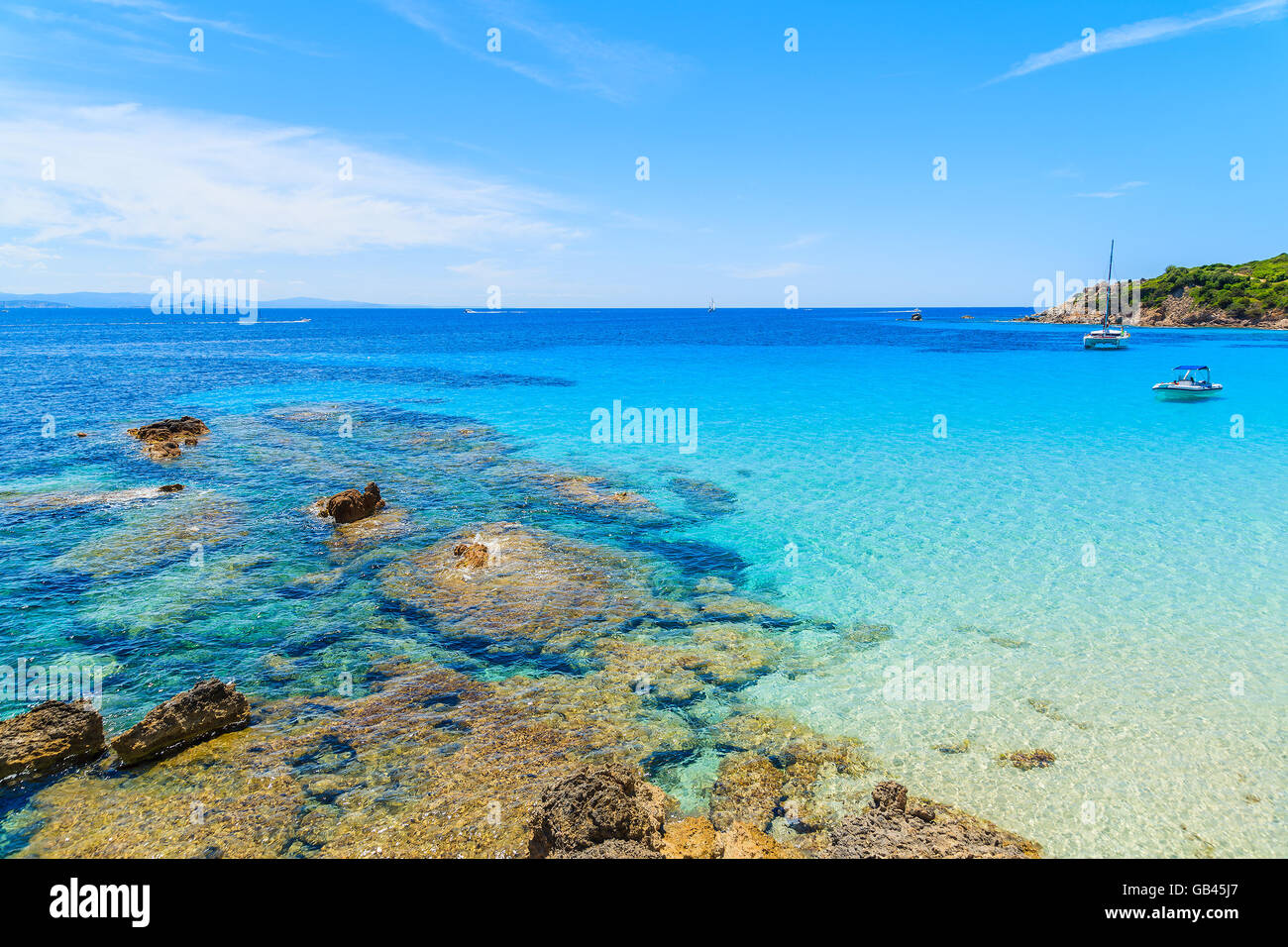 Blick auf Grande Sperone Bucht mit kristallklarem blauen Meer Wasser, Korsika, Frankreich Stockfoto