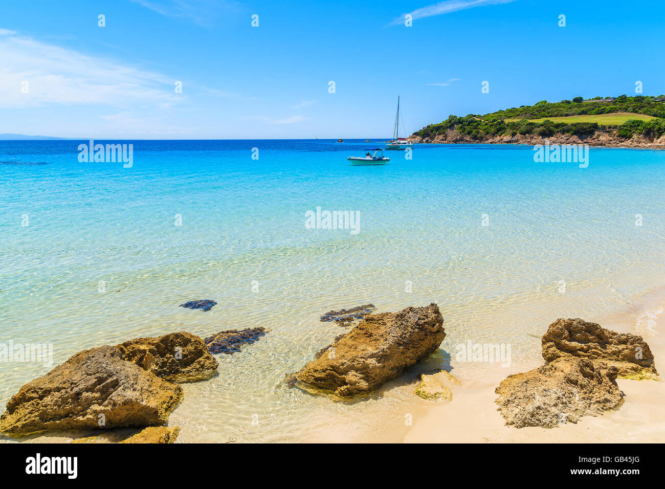 Ein Blick auf Grande Sperone Traumstrand mit kristallklarem blauen Meerwasser, Korsika, Frankreich Stockfoto