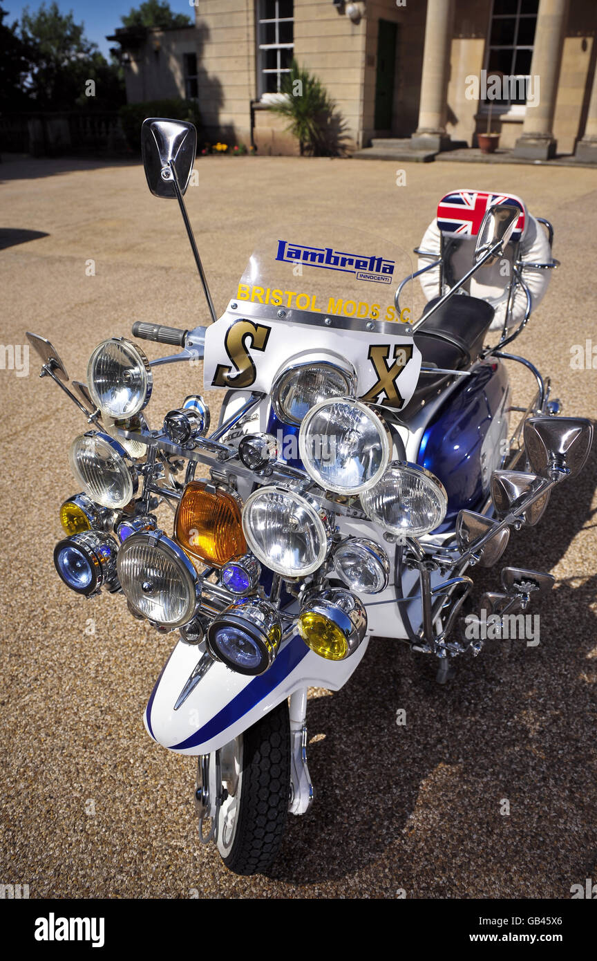 Ein Lambretta Roller in traditioneller Mod Mode mit viel mehr Spiegel und Lichter als benötigt getan. Stockfoto