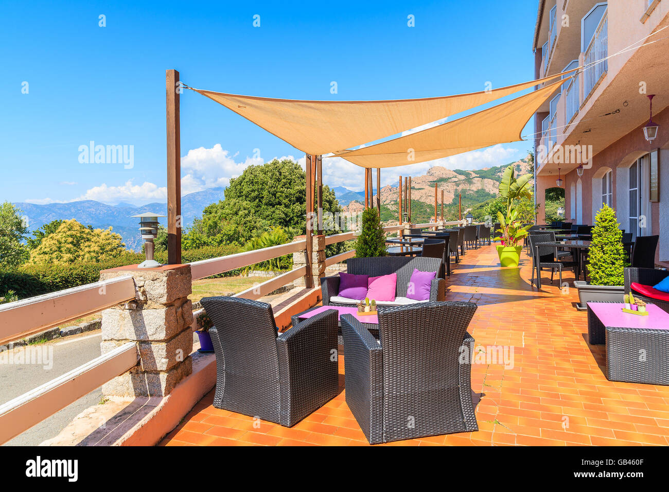 Stühle und Tische im traditionellen Restaurant auf Küste von Korsika-Insel in der Nähe von Piana Dorf, Frankreich Stockfoto