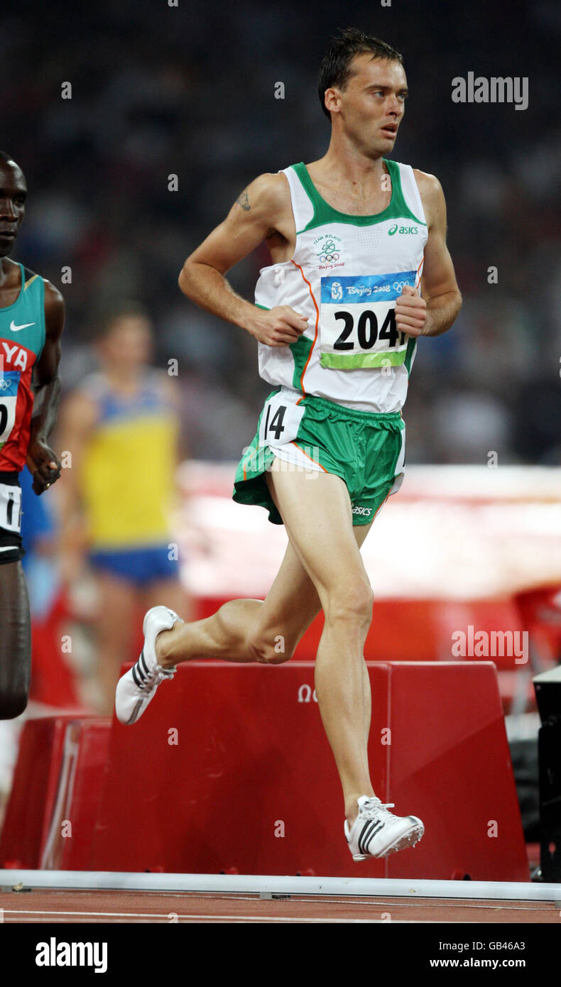 Irlands Alistair Cragg während der 5000-m-Hitze seiner Männer im Nationalstadion während der Olympischen Spiele 2008 in Peking in China. Stockfoto