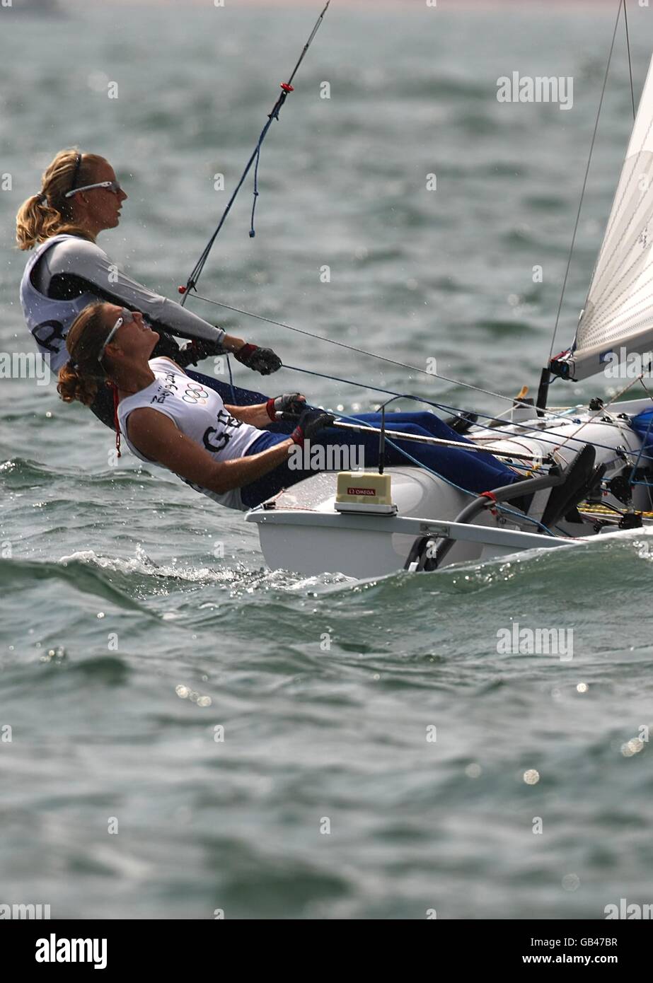 Die Briten Saskia Clark und Christina Bassadone treten beim letzten Klassenrennen der Women's 470-Klasse während des Pekinger Segelzentrums der Olympischen Spiele 2008 in Qingdao, China, an. Stockfoto