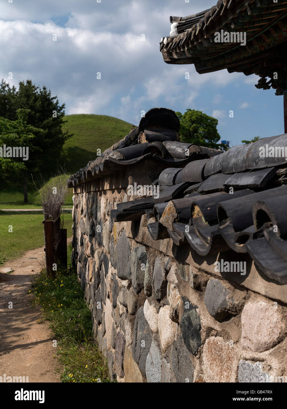 Haus am Grabhügel Bonghwadae in Noseodong Park, Gyeongju, Provinz Gyeongsangbuk-Do, Südkorea, Asien, UNESCO-Welt-Welterbe Stockfoto
