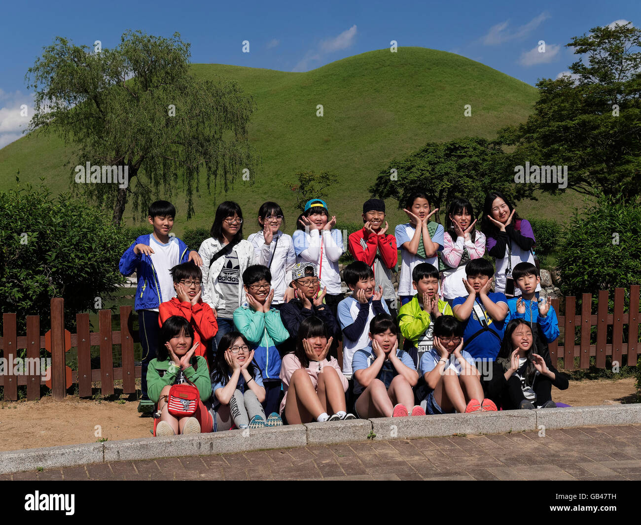 Schülerinnen und Schüler am Grabhügel im Daenungwon Park, Gyeongju, Provinz Gyeongsangbuk-Do, Südkorea, Asien, UNESCO-Welterbe Stockfoto