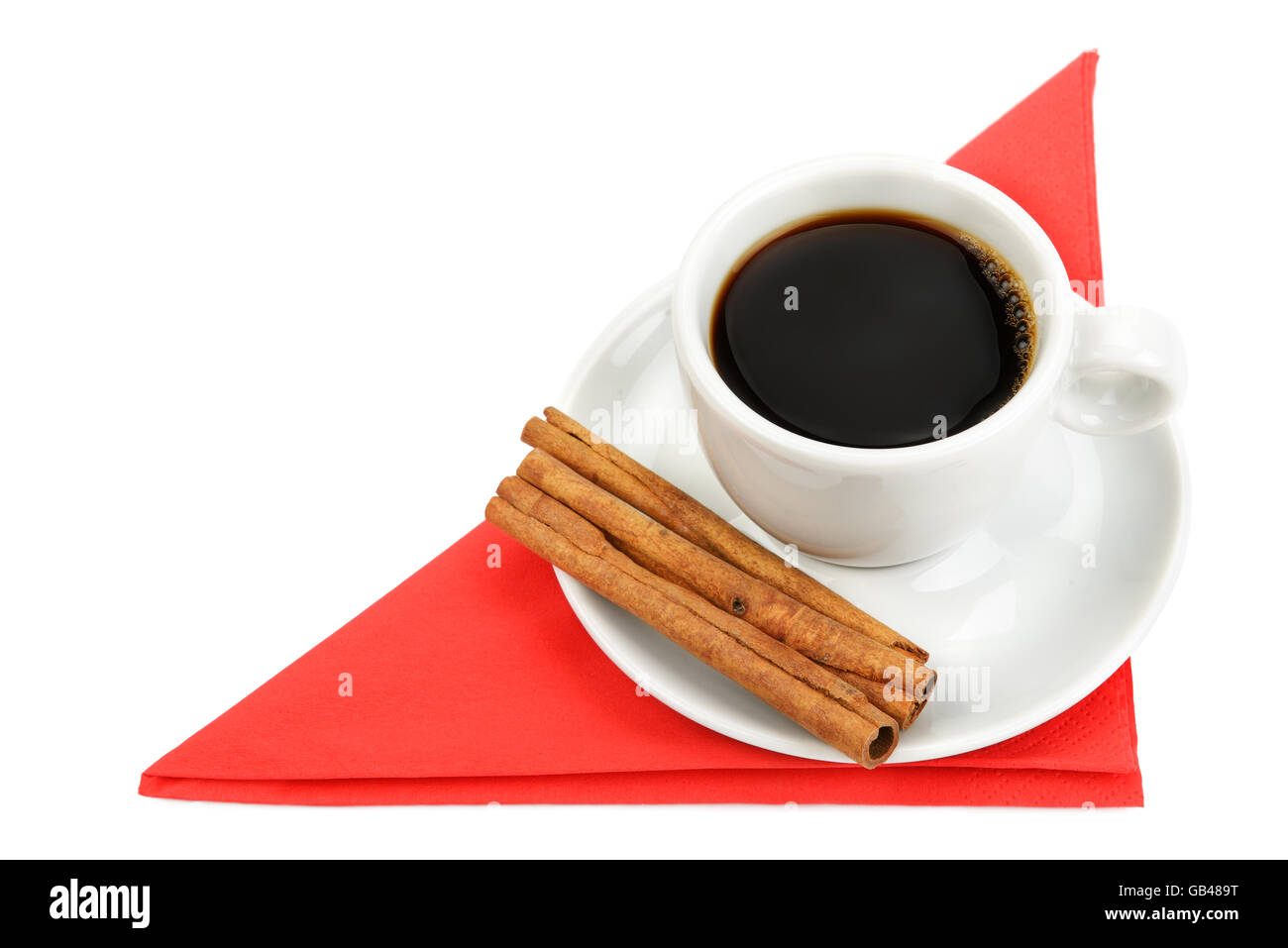 Tasse Kaffee auf einer roten Serviette isoliert auf weiss Stockfoto