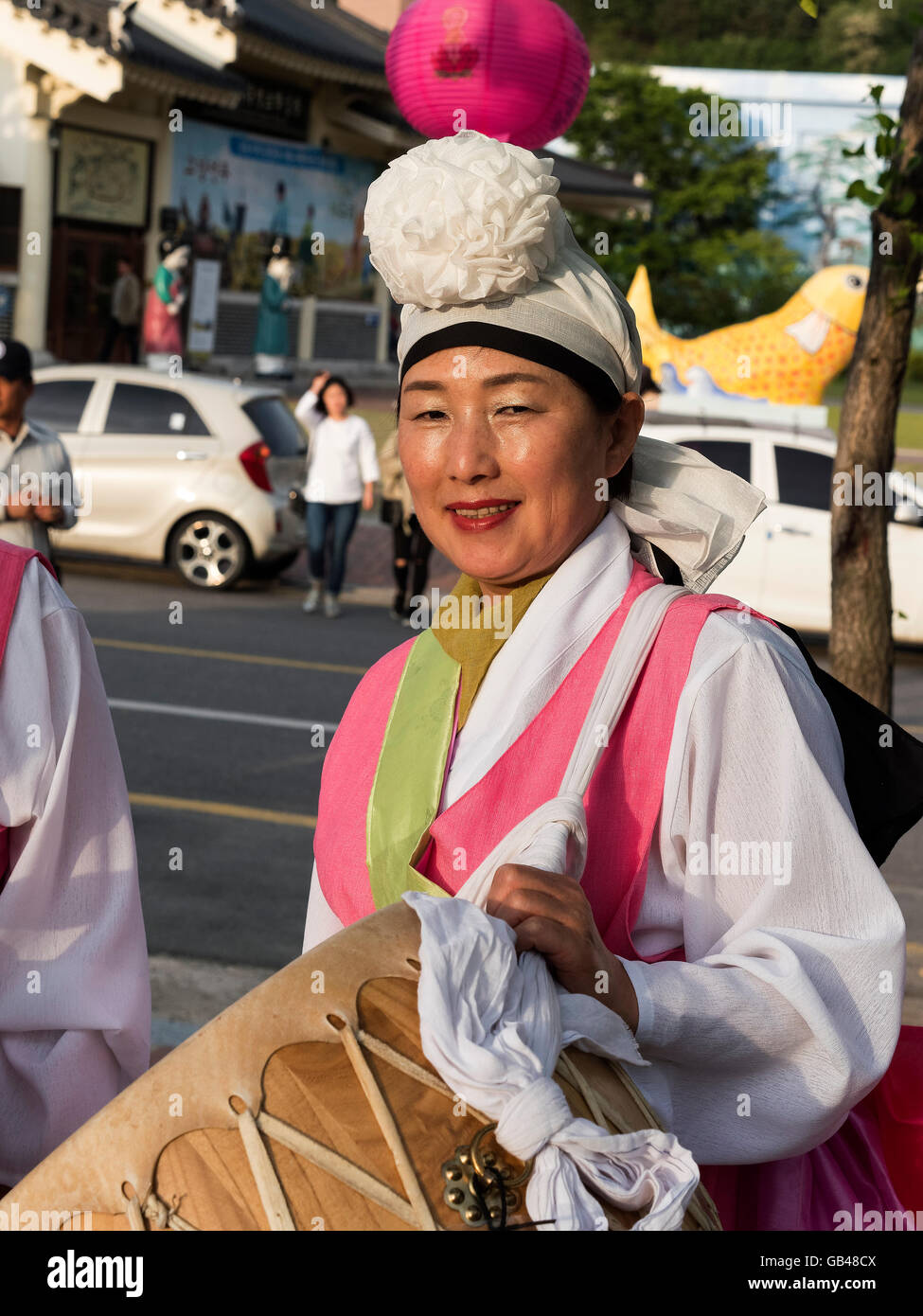 Folklore bei Feierlichkeiten zur Buddhas Geburtstag in Andong, Provinz Gyeongsangbuk-Do, Südkorea, Asien Stockfoto