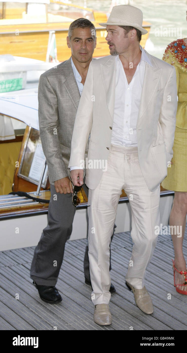 Von links nach rechts: George Clooney und Brad Pitt nehmen an der Fotozelle für Burn After Reading Teil, auf dem 65. Filmfestival in Venedig, Italien. Stockfoto