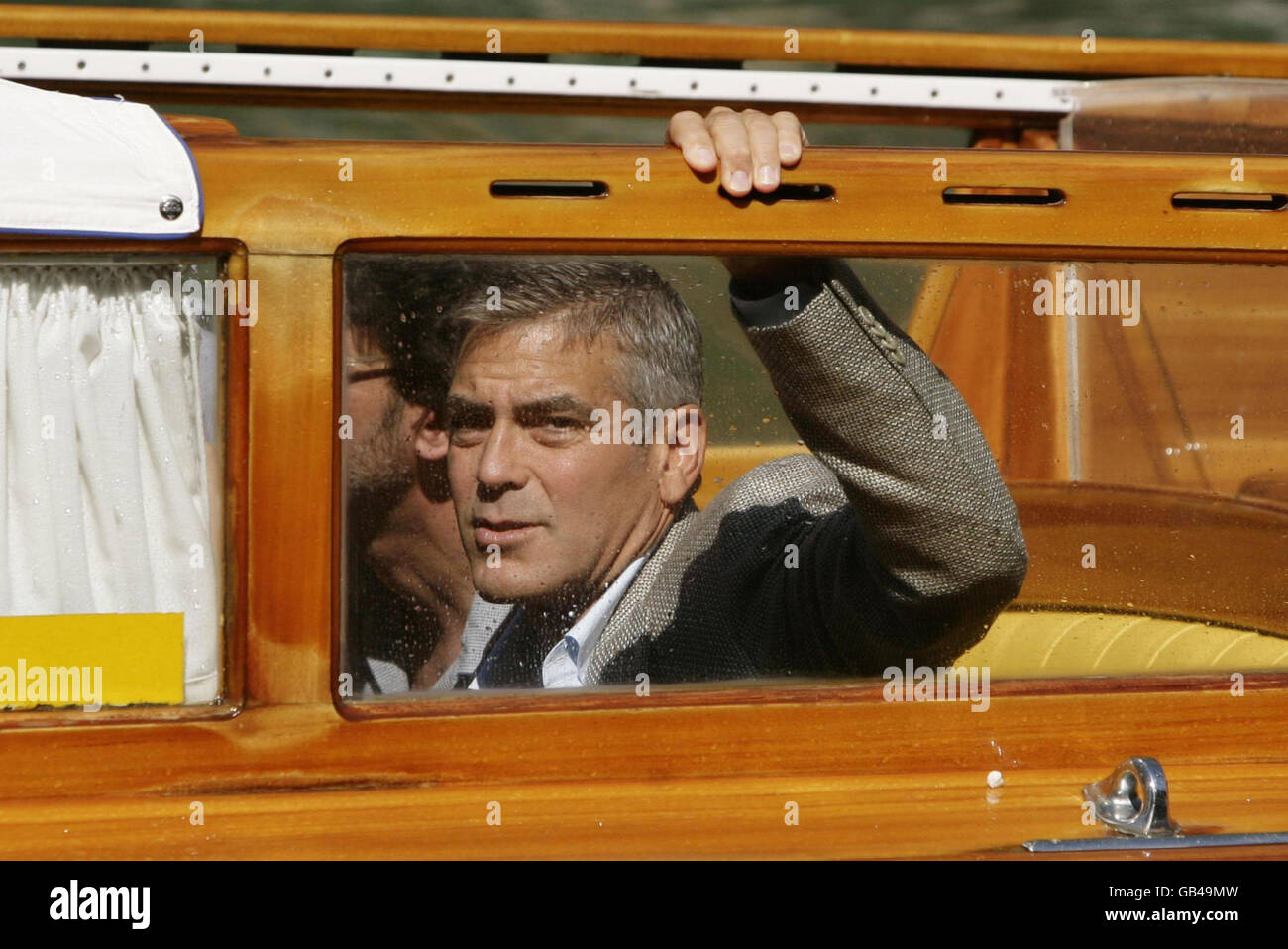 AP-AUSGANG. George Clooney kommt mit dem Boot zur Fotozelle für Burn After Reading, auf dem 65. Filmfestival in Venedig, Italien. Stockfoto