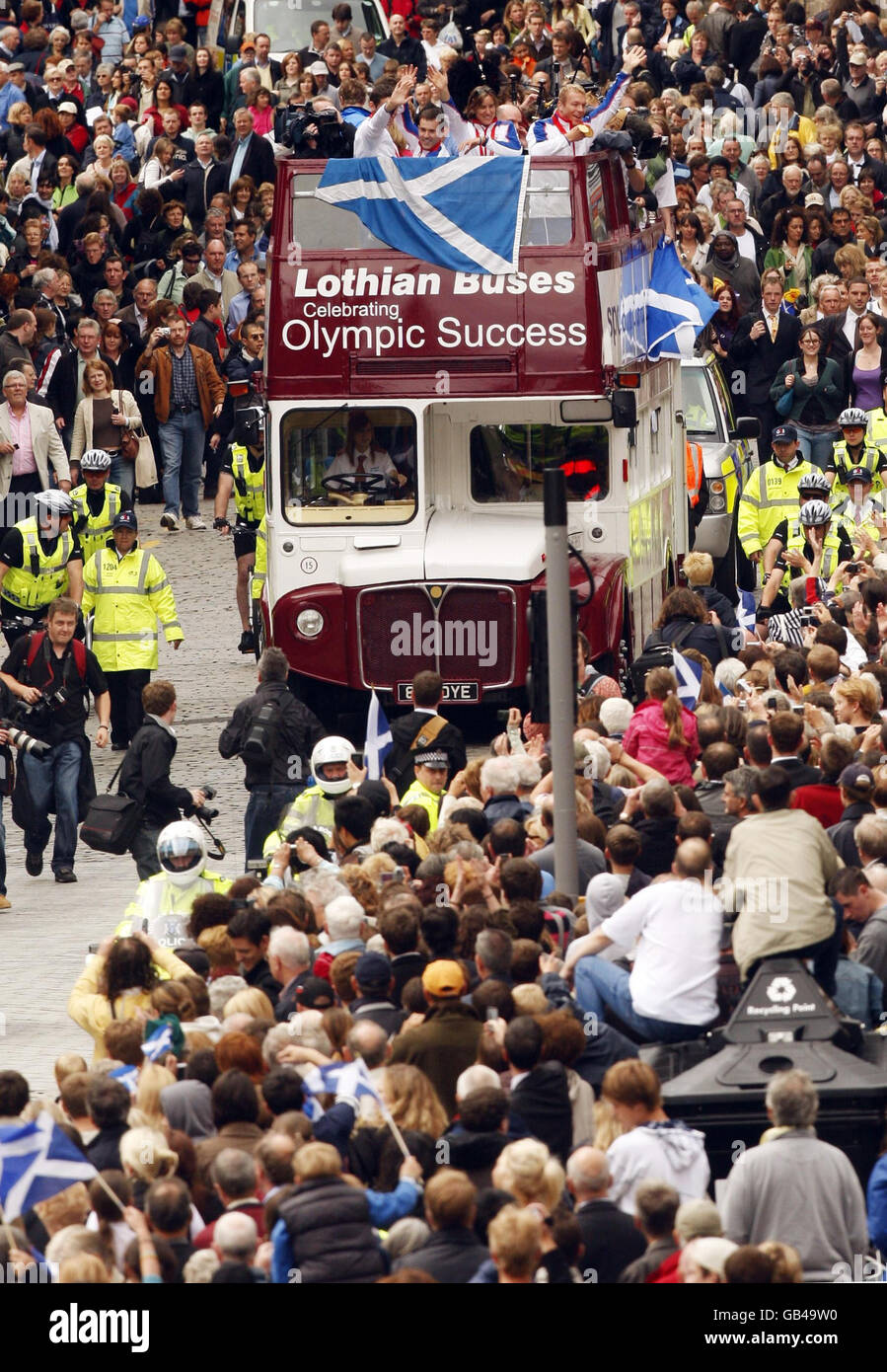 Olympiasieger (von links nach rechts) David Florence, Ross Edgar, Katherine Grainger und Chris Hoy feiern ihren Erfolg bei einer Parade in Edinburgh. Stockfoto