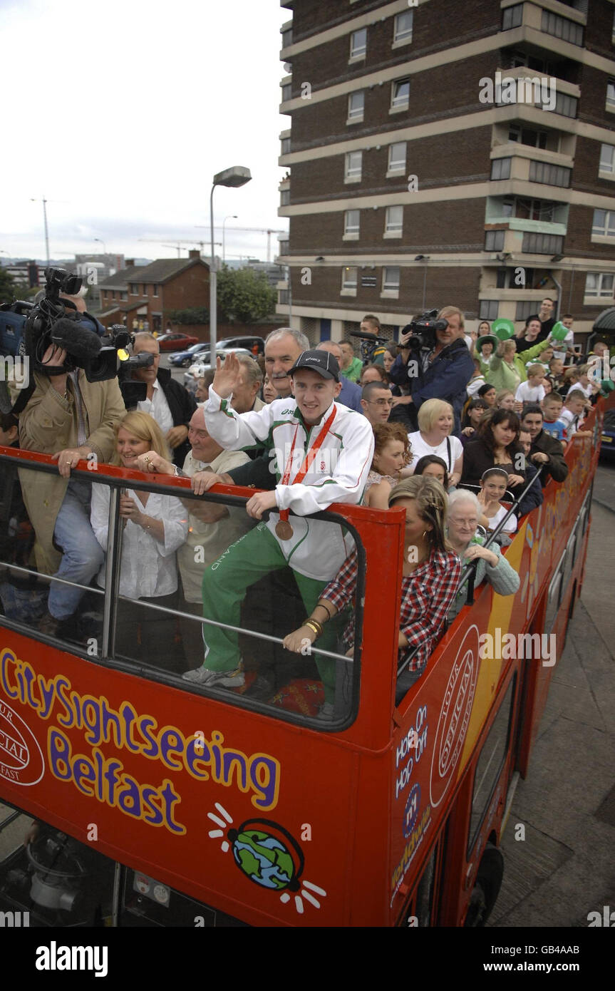 Paddy Barnes, der Olympia-Bronzemedaillengewinnerin, kehrt zu einem Helden in seinen Boxing Club in der North Queen Street, Belfast, zurück. Paddy fuhr dann in einem offenen Bus zu einer Party in seinem Familienhaus. Stockfoto