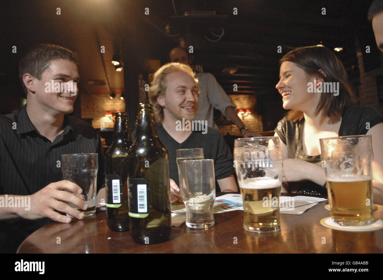 Mitglieder der Grünen Partei (von links nach rechts) Mark McCormick, Stephen Agnew Nichola Clarke, in der McHughs Bar in Belfast treffen sich, um bei ihrer "Green Drinks" Party über Politik zu sprechen. Stockfoto