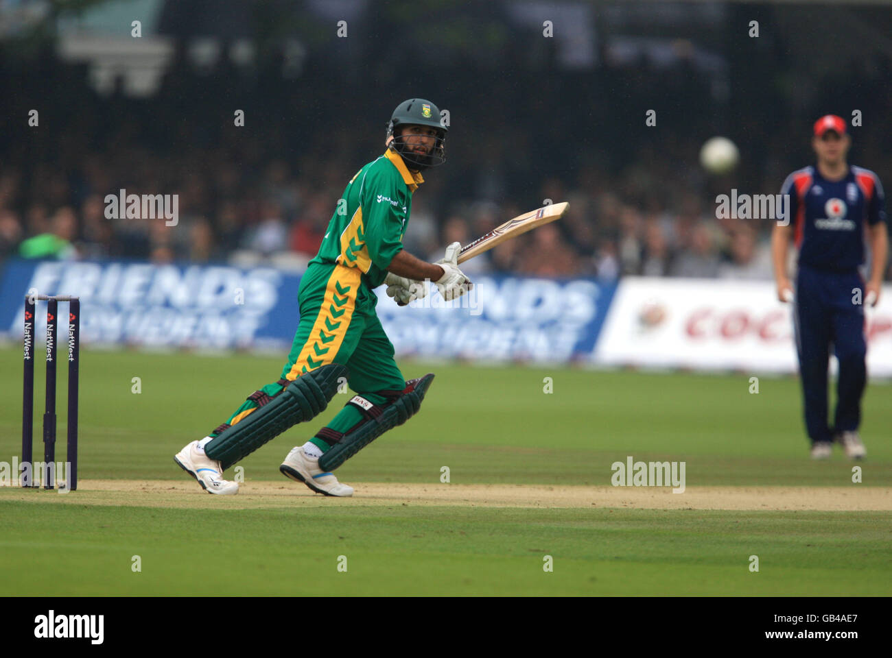 Cricket - NatWest Series - Fourth One Day International - England / Südafrika - Lord's. Der Südafrikaner Hashim Amla beobachtet den Ball vier Läufe Stockfoto