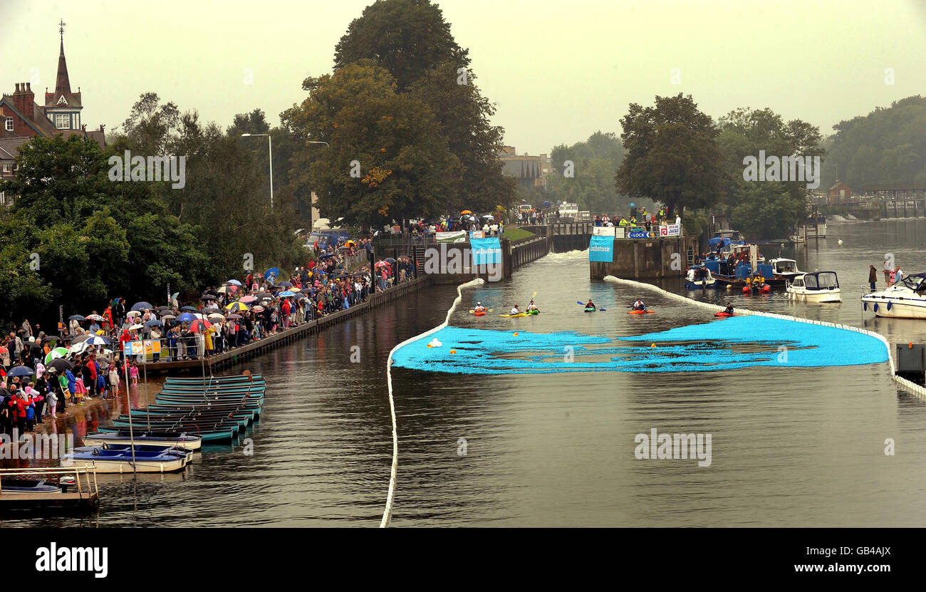 STANDALONE-FOTO EINE allgemeine Ansicht der geschätzten 250,000 blauen Plastikenten, die einen 1 km langen Abschnitt der Themse in der Nähe des Hampton Court Palace, London, während des Great British Duck Race füllten. Im zweiten Jahr sammelt das Rennen Geld für Wohltätigkeitsorganisationen wie die Downs Syndrome Association, WaterAid und den NSPCC. Es kostet 2, eine Ente zu betreten und der Besitzer der blauen Ente, die die Ziellinie passiert, gewinnt zuerst 10,000 an Preisgeld. Stockfoto