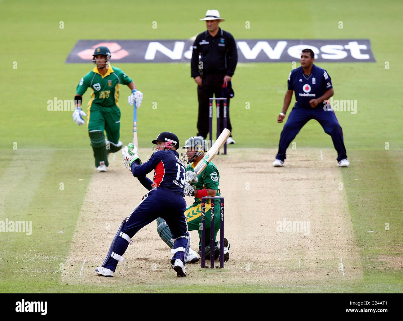 Südafrikas Herschelle Gibbs fegt eine Lieferung von Englands Samit Patel während der Fourth One Day International am Lord's Cricket Ground in London. Stockfoto
